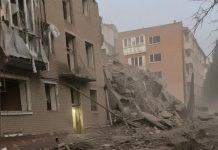 Ракета зруйнувала під’їзд у Прилуках: під завалами можуть бути люди Зруйнований під’їзд п’ятиповерхівки після ракетного удару по Прилуках