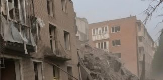 Ракета зруйнувала під’їзд у Прилуках: під завалами можуть бути люди Зруйнований під’їзд п’ятиповерхівки після ракетного удару по Прилуках