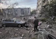 У Кременчуці після вибуху зруйновано частину двору багатоповерхівки Наслідки ракетного удару біля багатоповерхівок у Кременчуці