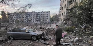 У Кременчуці після вибуху зруйновано частину двору багатоповерхівки Наслідки ракетного удару біля багатоповерхівок у Кременчуці