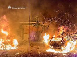У Дніпрі масштабна пожежа після російської атаки: людей рятують із будинків Пожежа в житловому районі Дніпра після російської атаки 2 жовтня