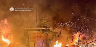 У Дніпрі масштабна пожежа після російської атаки: людей рятують із будинків Пожежа в житловому районі Дніпра після російської атаки 2 жовтня