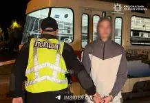 У Києві п’яний слюсар викрав трамвай і поїхав кататися містом Поліцейський поруч із затриманим чоловіком біля трамвая в Києві