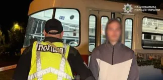 У Києві п’яний слюсар викрав трамвай і поїхав кататися містом Поліцейський поруч із затриманим чоловіком біля трамвая в Києві