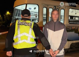 У Києві п’яний слюсар викрав трамвай і поїхав кататися містом Поліцейський поруч із затриманим чоловіком біля трамвая в Києві