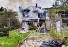 Ізюм атакували БпЛА: масштабні пожежі та п’ятеро постраждалих Рятувальники ДСНС гасять зруйнований будинок в Ізюмі після російської атаки