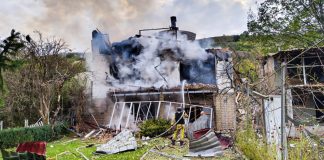 Рятувальники ДСНС гасять зруйнований будинок в Ізюмі після російської атаки