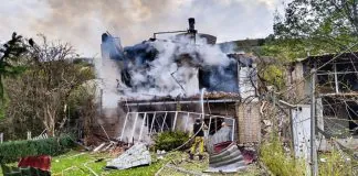 Ізюм атакували БпЛА: масштабні пожежі та п’ятеро постраждалих Рятувальники ДСНС гасять зруйнований будинок в Ізюмі після російської атаки