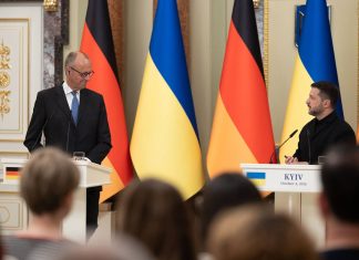Зеленський попередив Росію після ударів по мостах і дата-центрах Володимир Зеленський і Фрідріх Мерц під час спільного спілкування з журналістами у Києві