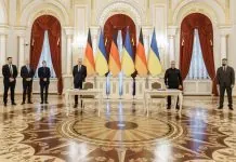 Україна та Німеччина підписали декларацію про протидію безпілотним системам Посадовці стоять біля столів для підписання документів на тлі прапорів України та Німеччини