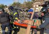 З-під завалів дістали 60-річну жінку: РФ ударила по Чугуєву Рятувальники евакуюють постраждалу після російського удару по Чугуєву