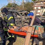 З-під завалів дістали 60-річну жінку: РФ ударила по Чугуєву