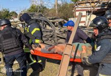 З-під завалів дістали 60-річну жінку: РФ ударила по Чугуєву Рятувальники евакуюють постраждалу після російського удару по Чугуєву
