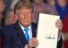 Трамп тимчасово послабив правила для фарбованого дизеля у США Дональд Трамп демонструє підписаний документ