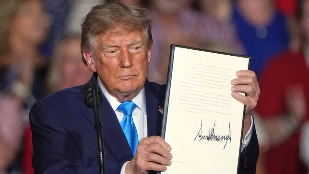 Дональд Трамп з документом Дональд Трамп демонструє підписаний документ