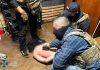 У Києві затримали адміністратора Telegram-каналу із закликами до терактів Співробітники СБУ затримують чоловіка в помешканні