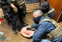 У Києві затримали адміністратора Telegram-каналу із закликами до терактів Співробітники СБУ затримують чоловіка в помешканні