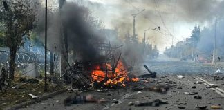 Росія вдарила по маршрутці у Краматорську: 12 загиблих і 14 поранених Наслідки російського удару по маршрутці в Краматорську 8 жовтня 2026 року — палаючі уламки транспорту та зруйнована ділянка дороги.