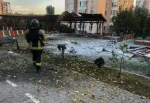 Російський дрон атакував школу-садочок на Київщині Рятувальник ДСНС оглядає зруйновану альтанку та дитячий майданчик після атаки російського безпілотника на школу-садочок у Бучанському районі Київщини 8 жовтня 2026 року.