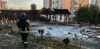 Російський дрон атакував школу-садочок на Київщині Рятувальник ДСНС оглядає зруйновану альтанку та дитячий майданчик після атаки російського безпілотника на школу-садочок у Бучанському районі Київщини 8 жовтня 2026 року.