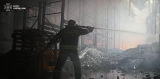 Strike on warehouses in the Kyiv region: three people injured; search underway for a woman trapped under the rubble A State Emergency Service rescuer is putting out a fire amongst the ruins of warehouse structures following a Russian attack in the Bucha district of the Kyiv region.