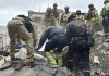 У Запоріжжі вже 17 загиблих після удару РФ: серед жертв троє дітей Рятувальники ДСНС, військові та працівники екстрених служб проводять пошукові роботи серед завалів житлового будинку в Запоріжжі