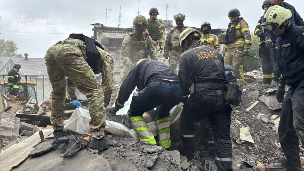 Рятувальники ДСНС, військові та працівники екстрених служб проводять пошукові роботи серед завалів житлового будинку в Запоріжжі
