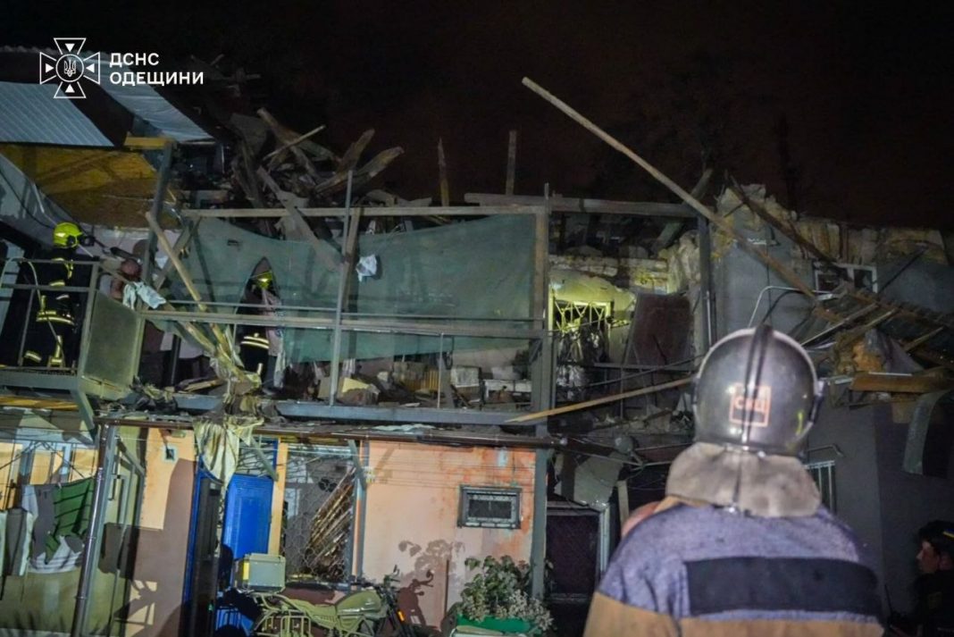 photo_2026-10-11_08-19-49 Rescue workers from the State Emergency Service in the Odesa region are working near the ruined flats of a residential block following the Russian attack on Odesa.