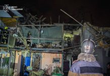 В Одесі після атаки РФ зруйновано три квартири: на даху спалахнула пожежа Рятувальники ДСНС Одещини працюють біля зруйнованих квартир житлового будинку після російської атаки на Одесу.