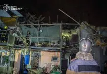 В Одесі після атаки РФ зруйновано три квартири: на даху спалахнула пожежа Рятувальники ДСНС Одещини працюють біля зруйнованих квартир житлового будинку після російської атаки на Одесу.