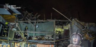 Рятувальники ДСНС Одещини працюють біля зруйнованих квартир житлового будинку після російської атаки на Одесу.