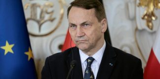 Сікорський назвав умову серйозної розмови в НАТО щодо РФ Радослав Сікорський виступає біля мікрофона