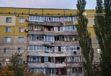 Пошкоджені вікна та балкони багатоповерхівки в Дніпрі після російської атаки 13 жовтня 2026 року