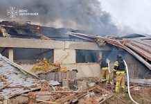 РФ атакувала склади в Запоріжжі: пожежа охопила 400 кв. м Рятувальники ДСНС гасять пожежу в пошкодженій складській будівлі після російського удару по Запоріжжю 13 жовтня 2026 року