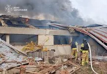 РФ атакувала склади в Запоріжжі: пожежа охопила 400 кв. м Рятувальники ДСНС гасять пожежу в пошкодженій складській будівлі після російського удару по Запоріжжю 13 жовтня 2026 року