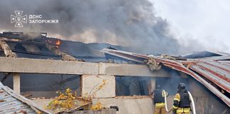 РФ атакувала склади в Запоріжжі: пожежа охопила 400 кв. м Рятувальники ДСНС гасять пожежу в пошкодженій складській будівлі після російського удару по Запоріжжю 13 жовтня 2026 року