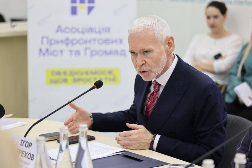 Igor Terekhov is speaking at a table with a microphone