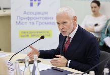 Ігор Терехов виступає за столом із мікрофоном