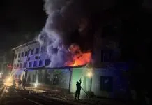 Росія атакувала залізницю у 5 областях: понад 100 поїздів затримуються Пожежа в залізничній будівлі після російської атаки на об'єкти Укрзалізниці 14 жовтня 2026 року