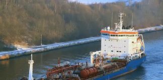 Танкер YARA J, раніше відомий як ST MAUD, під час проходження морським каналом.