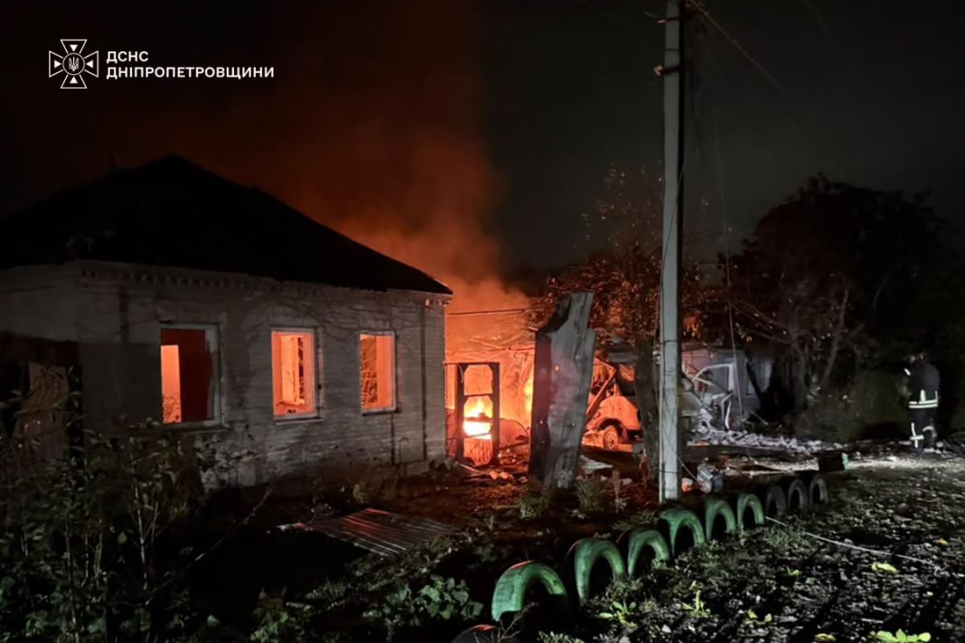 photo_2026-10-15_09-30-15 Пожежа та зруйновані будівлі після нічної російської атаки на Дніпропетровську область 15 жовтня 2026 року.