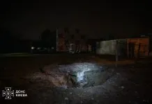 550 тисяч сімей без світла: Зеленський розкрив масштаби атаки РФ Велика вирва в землі після російського обстрілу Києва вночі, на місці працюють рятувальні служби.