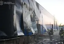 Росія вдарила по торговельному об’єкту в Запоріжжі: кадри руйнувань Рятувальники біля пошкодженої російським ударом торговельної будівлі в Запоріжжі 25 жовтня 2026 року.