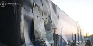 Russia has struck a commercial building in Zaporizhzhia: footage of the damage Rescue workers near a commercial building in Zaporizhzhia damaged by a Russian strike on 25 October 2026.