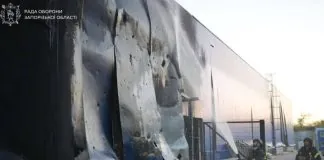 Рятувальники біля пошкодженої російським ударом торговельної будівлі в Запоріжжі 25 жовтня 2026 року.