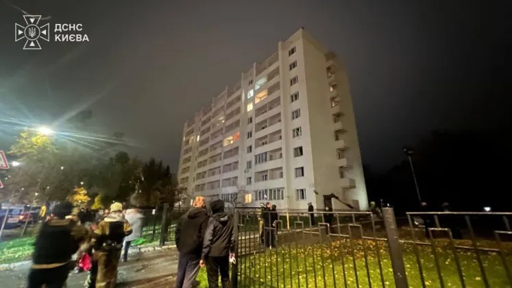Студентський гуртожиток у Києві після нічного російського обстрілу 27 жовтня 2026 року