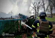 Росіяни вдарили по будинках на Чернігівщині: шестеро постраждалих Рятувальник гасить пожежу на Чернігівщині