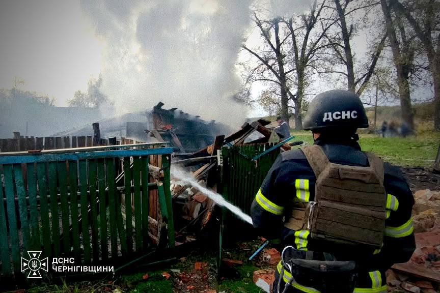 photo_27 October 2026_09:55:59 A firefighter puts out a fire in the Chernihiv region