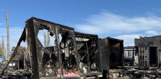 Понад 30 машин знищено: наслідки нічного удару по Донецьку Згорілі вантажівки з обвугленими кузовами та зруйнованими причепами на стоянці в окупованому Донецьку після нічної атаки безпілотників.