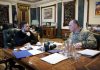 Зеленський не знайшов нового керівника КМВА: троє кандидатів відмовилися Президент України Володимир Зеленський та колишній голова СБУ Василь Малюк під час робочої зустрічі в кабінеті, де обговорюють документи та питання державного управління.